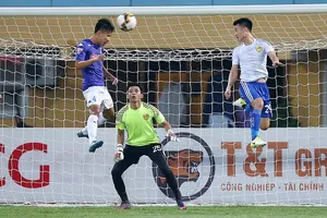 Quảng Nam (áo trắng) vẫn còn rộng cửatrong cuộc đua vô địch cùng Hà Nội và Thanh Hóa. Ảnh: MINH HOÀNG