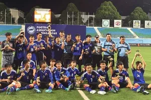 Thầy trò đội U15 PVF với chiếc Cúp vô địch. Ảnh: ANH TRẦN