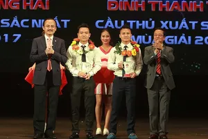 Đinh Thanh Trung và Nguyễn Quang Hải nhận phần thưởng tại Gala trao giải V-League 2017. Ảnh:MINH HOÀNG