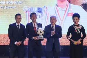 Trọng Luân nhận QBV từ chủ tịch VFF Lê Hùng Dũng. Ảnh: DŨNG PHƯƠNG