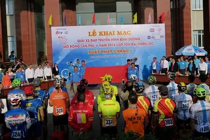 Các tay đua tại lễ khai mạc sáng 6-1. Ảnh: DƯ HẢI