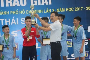 Ông Nguyễn Hồng Hải, TGĐ công ty Thái Sơn Nam trao Cúp vô địch cho đội Trường Năng khiếu TDTT. Ảnh: ANH TRẦN