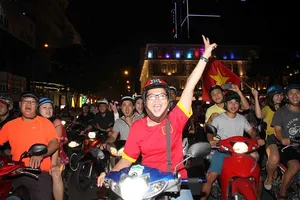 CĐV tại TPHCM xuống đường mừng chiến thắng của đội nhà vào đêm 20-1. Ảnh: DŨNG PHƯƠNG