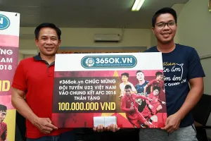 Ông Hồ Phước Hiệp (phải) trao tiền thưởng cho đại diện VFF phía Nam