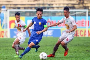 Đinh Thanh Trung đi bóng trước sự bám sát của hậu vệ đội HA.GL. Ảnh: TRẦN QUÝ