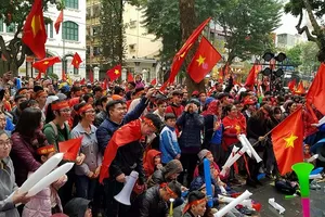 Đông đảo người hâm mộ đến các tụ điểm ở trong nhà lẫn ngoài phố để cổ vũ đội U23 Việt Nam. Ảnh: MINH HOÀNG