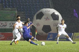 Anh Đức tung cú sút trước sự truy cản của hậu vệ Quảng Nam. Ảnh: CHÍ THANH