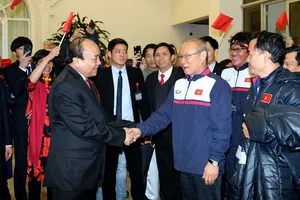 Thủ tướng Nguyễn Xuân Phúc đã biểu dương thành tích của HLV Park Hang-seo và các cầu thủ của đội U23 Việt Nam. Ảnh: QUANG HIẾU