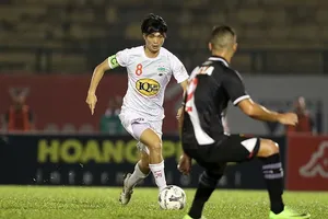 Tuấn Anh cố gắng qua người hậu vệ Vasco Gama. Ảnh: HOÀNG TÙNG