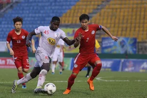 Rimario (bên trái) tiếp tục thi đấu nổi bật trên hàng công HA.GL. Ảnh: DŨNG PHƯƠNG