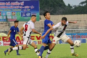 Đinh Thanh Trung (Quảng Nam) giữa vòng vây của các hậu vệ Vasco Gama. Ảnh: CHÍ THANH