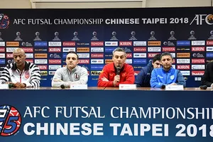 HLV các đội Bahrain, Nhật Bản, Việt Nam và Uzbekistan (từ trái sang) tại buổi họp báo trưa 7-2