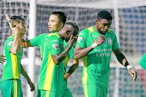 Nsi (bìa phải) về với bầu Đại ở CLB Sài Gòn. Ảnh: DƯƠNG THU