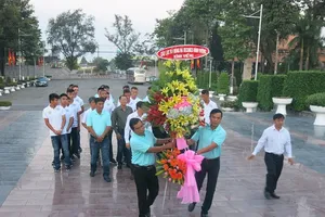 Toàn đội có mặt và dâng hương tại Nghĩa trang liệt sĩ tỉnh Bình Dương sáng 6-3. Ảnh: ANH TRẦN