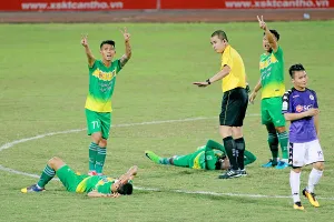 Một tình huống nằm sân của các cầu thủ chủ nhà. Ảnh: DƯƠNG THU