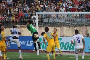 Một pha sóng gió trước khung thành đội Thanh Hóa
