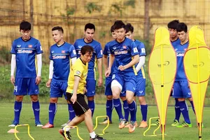 Các cầu thủ khởi động dưới sự hướng dẫn của HLV thể lực. Ảnh: MINH HOÀNG