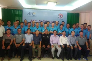 Các thành viên tham dự khóa học chụp hình lưu niệm