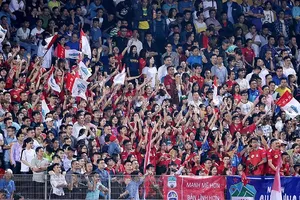 Cổ động viên đội HA.GL. Ảnh: MINH HOÀNG