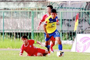 Đồng Tháp (áo vàng) cùng với Viettel tạm dẫn đầu BXH sau vòng 2. Ảnh: DƯƠNG THU