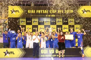 Đội Hanoi Bufaloes trở thành nhà vô địch đầu tiên của VFL. Ảnh: ANH TRẦN