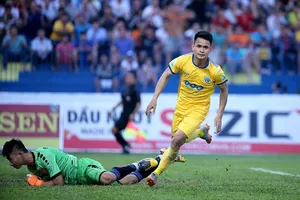 Đình Tùng vui mừng sau bàn gỡ 1-1 cho đội chủ nhà. Ảnh: MINH HOÀNG