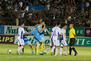 Một tình huống trọng tài bị phản ứng trong trận Khánh Hòa - HA.GL. Ảnh: NHẬT ANH