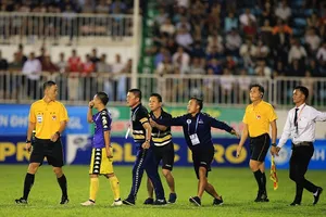 Đội Hà Nội phản ứng quyết liệt trọng tài Duy Lân. Ảnh: MINH TRẦN