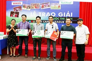 Đại diện BTC, nhà tài trợ cùng các tác giả đoạt giải cao nhất tháng 4-2018. Ảnh: DƯƠNG THỤY