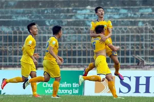 Niềm vui của SLNA sau bàn gỡ hòa. Ảnh: DŨNG PHƯƠNG