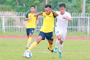 Vĩnh Long (áo vàng) để thua 1-4 trước An Giang ngay trên sân nhà. Ảnh: DƯƠNG THU