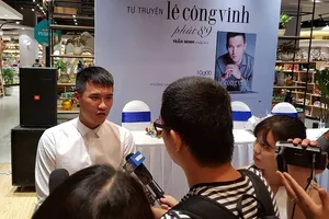 Công Vinh tại buổi ra mắt tự truyện sáng 23-5