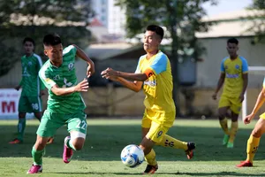 Phù Đổng FC vươn lên ngôi đầu bảng A sau chiến thắng trước Khánh Hòa