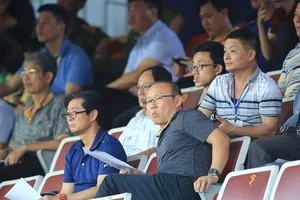 HLV Park Hang-seo cùng trợ lý xem các trận đấu tại V-League 2018. Ảnh: MINH HOÀNG