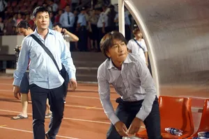 HLV Miura đang chờ sự tiếp sức từ đồng nghệp Hữu Thắng. Ảnh: DŨNG PHƯƠNG