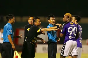 Tình huống tranh cãi trọng tài của Oseni trên sân Vinh vừa qua. Ảnh: MINH HOÀNG