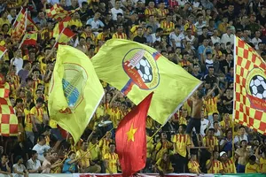 Dù đội nhà đang ở cuối bảng, nhưng khán giả thành Nam vẫn đến sân rất đông để đồng hành với thầy trò Văn Sỹ. Ảnh: MINH HOÀNG