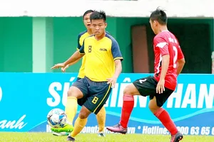 Vĩnh Long và Long An bất phân thắng bại với trận hòa 0-0. Ảnh: DƯƠNG THU