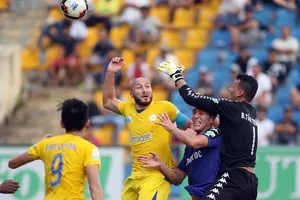 Thủ môn Tấn Trường có trận đấu đầy vất vả. Ảnh: Anh Khoa