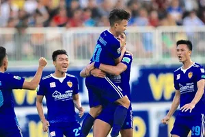 Niềm vui của các cầu thủ Quảng Nam sau chiến thắng trên sân Pleiku. Ảnh: MINH TRẦN