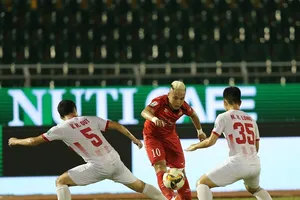 Phi Sơn là một số số ít cầu thủ TPHCM ổn định phong độ, nhưng chỉ 1 mình Phi Sơn thì không đủ. Ảnh: DŨNG PHƯƠNG