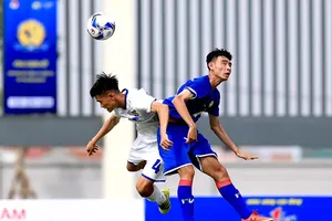 PVF (áo xanh) giành 3 điểm đầu tiên