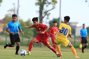 Viiettel (áo đỏ) thách thức số 1 cho đội ĐKVĐ PVF