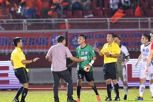 Sai lầm của thủ môn Văn Hưng góp phần giúp CLB TPHCM ngược dòng thành công. Ảnh: NGUYỄN NHÂN