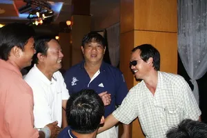 Bầu Hưng (thứ hai từ trái sang) trong một lần gặp gỡ bầu Đức tại trung tâm Thành Long. Ảnh: QUỐC CƯỜNG