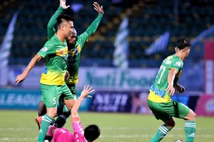 Sai lầm của hàng phòng ngự buộc Cần Thơ phải trả giá. Ảnh: NGUYỄN NHÂN