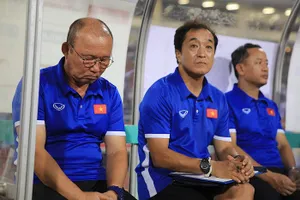 Khoảnh khắc chợp mắt của ông Park? Ảnh: MINH HOÀNG