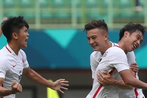 Niềm vui của các cầu thủ Hồng Công sau chiến thắng đầu tiên