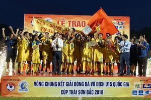 Đội U15 SLNA lên ngôi vô địch sau loạt sút luân lưu. Ảnh: HOÀNG HÙNG