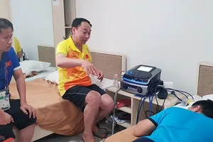 Bác sĩ Hiền đang khám cho Đình Trọng. Ảnh: ĐOÀN NHẬT